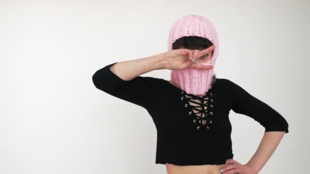 Молодая Женщина Танцует Sign Позирует Студии Розовой Балаклавской Шляпе Голове — стоковое видео