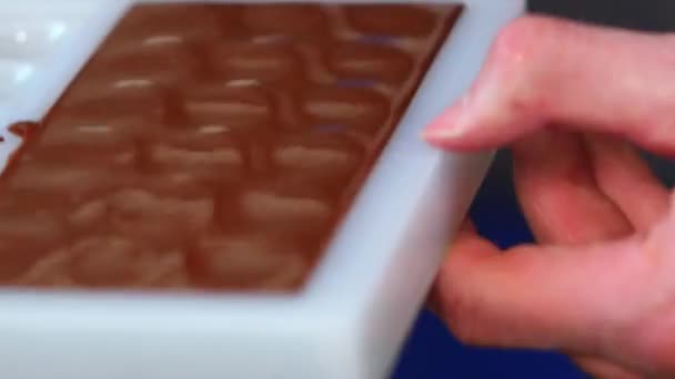 Close Chocolatier Tapping Silicon Mold Filled Melted Chocolate Table Chocolate — Vídeo de Stock