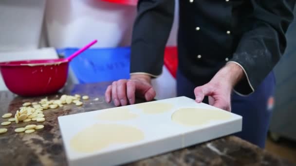 Chocolatier Tapping Plastic Heart Shaped Mold Filled Melted White Chocolate — Stockvideo
