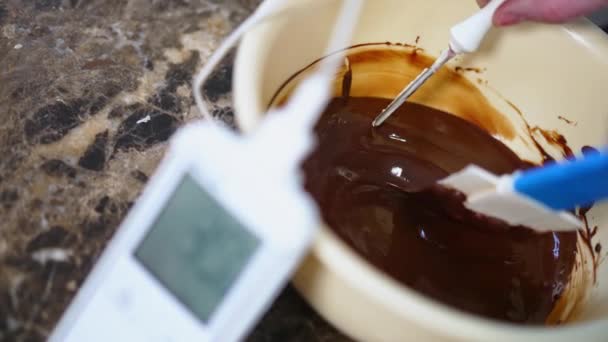 Primer Plano Chocolatero Irreconocible Revolviendo Chocolate Derretido Tazón Comprobando Temperatura — Vídeos de Stock
