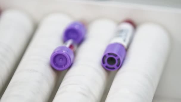 Uma Foto Perto Amostras Sangue Serem Agitadas Centrifugadoras Fundo Desfocado — Vídeo de Stock
