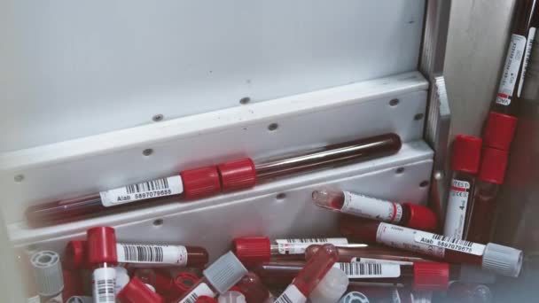 Ein Paar Blutproben Werden Automaten Entnommen Während Andere Halter Verbleiben — Stockvideo