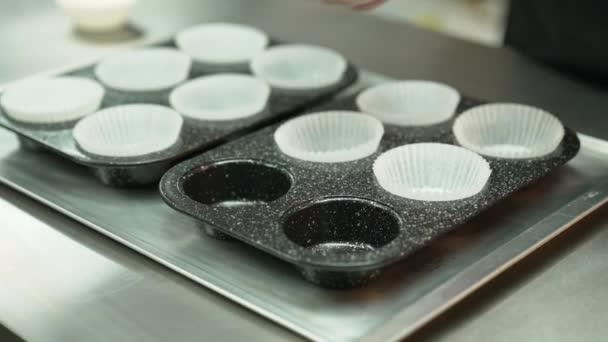Baker Kek Kalıplarını Gri Kek Tepsisine Koyuyor Çeri Gir Yakından — Stok video