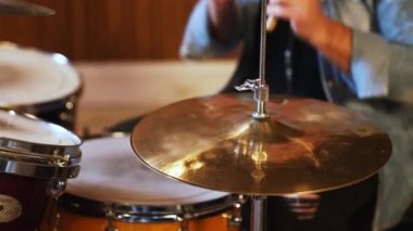 Erkek davulcu profesyonel bir müzik stüdyosunda rock grubu performansı sergiliyor. Yüksek kalite 4K görüntü
