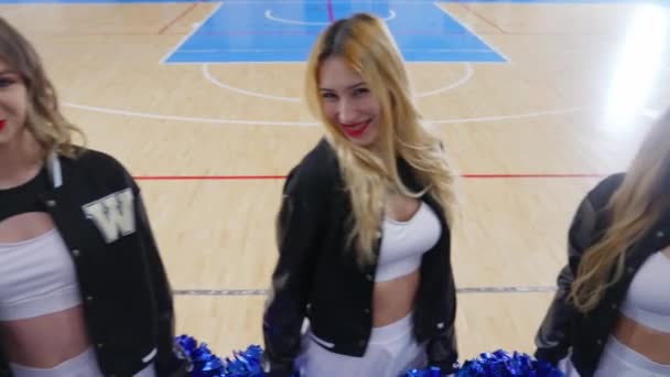 Team Van Jonge Cheerleaders Glimlachend Naar Camera Medium Shot Binnen — Stockvideo