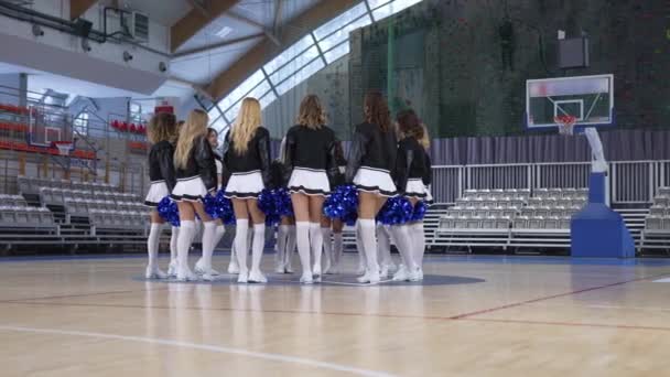 Group Cheerleaders Standing Circle Throwing Pom Poms Full Shot Indoors — Stock Video