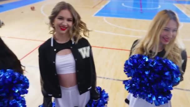 Vrolijke Zelfverzekerde Cheerleaders Met Blauwe Pompons Poserend Voor Camera Medium — Stockvideo