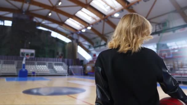 Back View Blond Cheerleader Black White Uniform Holding Ball Sport — Vídeo de Stock