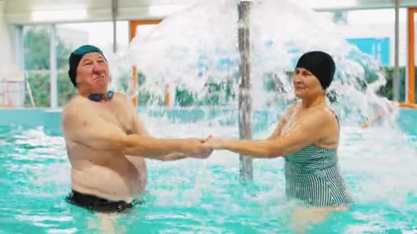 Mutlu Son Sınıf Çifti Emeklilikten Sonra Havuzda Eğleniyor Yüksek Kalite — Stok video