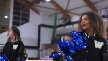 Haydi kızlar, takımımıza destek olalım, arenada dans eden ponpon kızlar. Yüksek kalite 4k görüntü