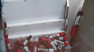 Otomatik makine tarafından toplanan kan örneklerinin üst görüntüsü. Ön planda bulanıklık. Yüksek kalite 4k görüntü