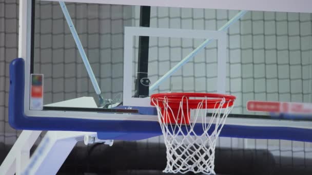 Scoren Tijdens Een Basketbalwedstrijd Bal Ring Close Binnen Sportconcept Hoge — Stockvideo