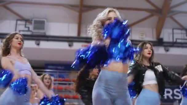 Энергичные Болельщицы Светло Голубых Штанах Топах Танцующие Арене Средний Выстрел — стоковое видео