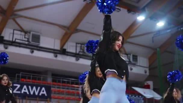 Caucasian Cheerleaders Uniforms Holding Blue Pom Poms Dancing Arena High — Stockvideo