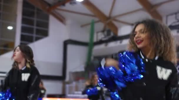 Девушки Давайте Поддержим Нашу Команду Болельщицы Танцуют Арене Высококачественные Кадры — стоковое видео