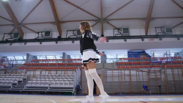 Roztleskávačka Bílých Punčocháčích Mini Sukně Cvičit Skoku Před Zápasem Vysoce — Stock video