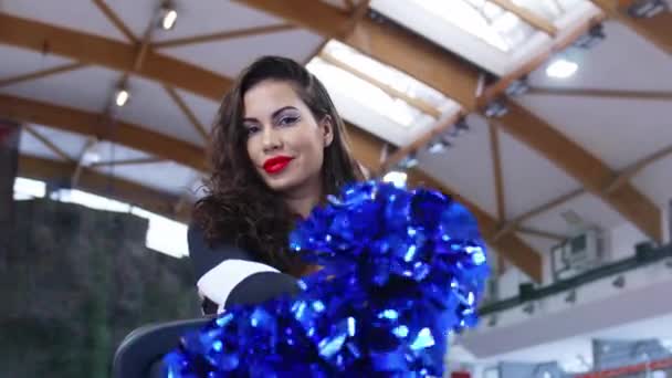 Une Jolie Pom-pom Girl Pose Sur Un Fond Blanc Avec Des Pompons Performance  D'avant-match