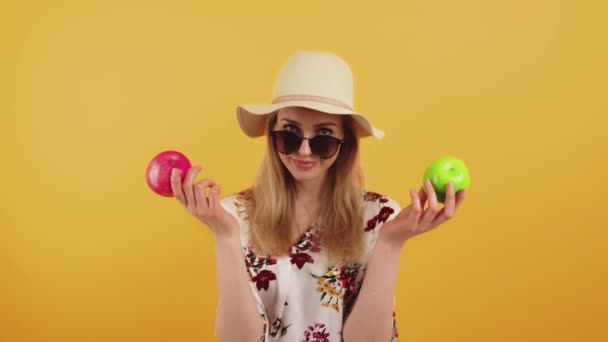 Smiling Young Woman Wearing Sunglasses Hat Holding Red Green Apples — Stok Video