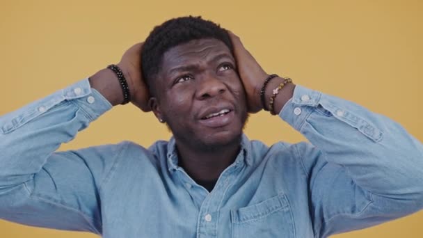 ストレス 落ち込んで 負の感情を持つ不幸なアフリカ系アメリカ人の男の肖像画 高品質4K映像 — ストック動画