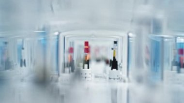 Merkezi odak noktası kan örnekleri ve laboratuarların şerit taşıyıcıları üzerinde test tüpleri. Ön planda bulanıklık. - Evet. Yüksek kalite 4k görüntü