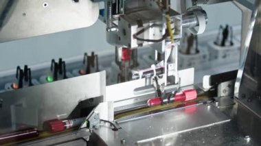 Üretim kemerinden kan örneği alan otomatik bir makine. Arka plan bulanık. Yüksek kalite 4k görüntü
