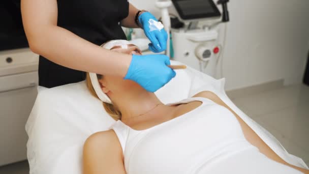 Cosmetologist Applying Face Peeling Beauty Mask Facial Care Beautician Spa — 비디오