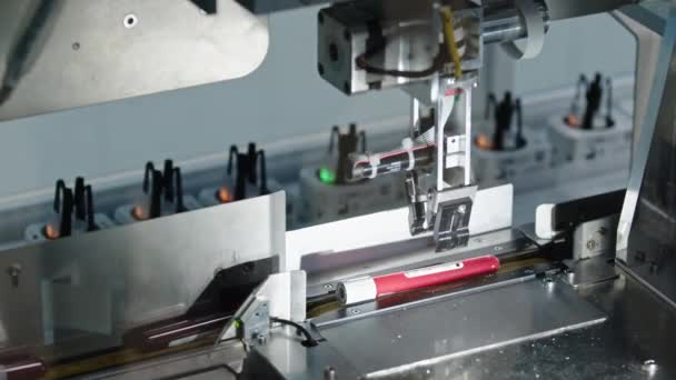 Blutproben Werden Vom Automaten Aus Dem Produktionsband Entnommen Unscharfer Hintergrund — Stockvideo