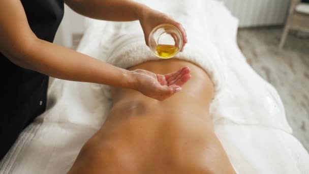 Masseur Pouring Oil Her Hands Giving Back Massage Female Client — ストック動画