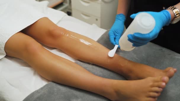 Θεραπευτής Που Εφαρμόζει Τζελ Γυναικεία Πόδια Για Μασάζ Κενού Θεραπείας — Αρχείο Βίντεο