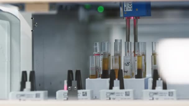 Automatisches Entnehmen Eines Reagenzglases Aus Einem Reagenzglashalter Während Sich Leere — Stockvideo