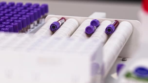 Образцы Крови Фиолетовыми Затычками Возбуждаются Белой Центрифуге Другие Образцы Крови — стоковое видео