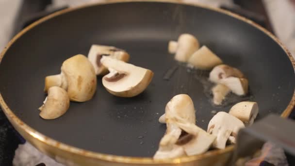 Chef Adds Black Pepper Mushrooms Non Stick Pan Less Cooking — 图库视频影像
