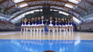 Ponpon kızların prova ve spor konsepti için arenada durması. Yüksek kalite 4k görüntü