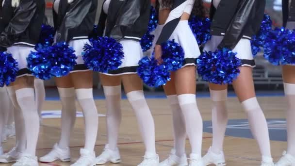 Eine Gruppe Cheerleader Mädchen Steht Selbstbewusst Und Hält Pompons Der — Stockvideo