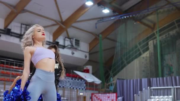 Caucasian Cheerleaders Practicing Arena Basketball Match Indoors High Quality Footage — Stok video