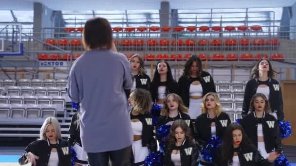 Back View Coach Standing Front Cheerleaders Team Talking Them High — Vídeo de stock