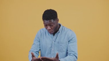 Afrikalı Amerikalı bir adam piyango bileti için heyecanla bağırıyor. Yüksek kalite 4K görüntü