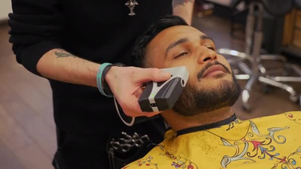 Blisko Wideo Klienta Salonów Fryzjerskich Leżącego Krześle Podczas Strzyżenia Brody — Wideo stockowe