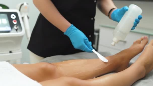 Terapeut Applicera Gel Kvinnliga Ben För Celluliter Behandling Vakuum Massage — Stockvideo