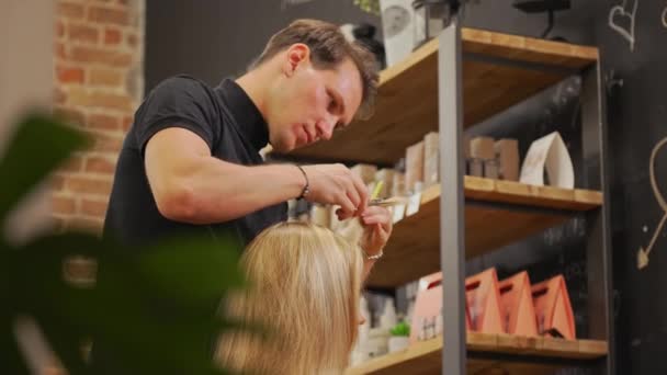 Střední Záběr Vlasového Experta Zaměřeného Stříhání Jeho Klientských Blond Vlasů — Stock video