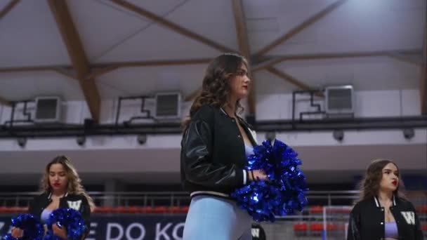 Medium Shot Cheerleader Standing Her Teammates Preparing Performance High Quality — Stock Video