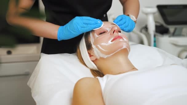 Kosmetikerin Wischt Dermatologie Maske Von Frauengesicht Mit Wattepads Beauty Spa — Stockvideo