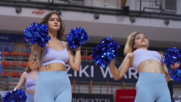 Vidám Pom Pom Lányok Próbán Közepes Teljes Felvétel Sportcsarnokban Kiváló — Stock videók