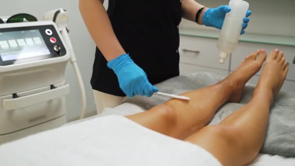 Terapeut Applicera Gel Kvinnliga Ben För Celluliter Behandling Vakuum Massage — Stockvideo