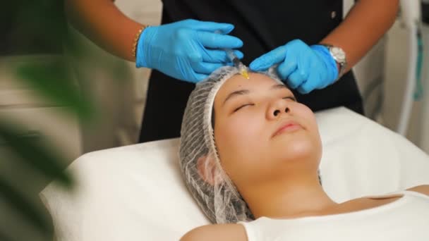 Jonge Vrouw Krijgt Botox Cosmetische Injectie Het Voorhoofd Een Kosmetologische — Stockvideo