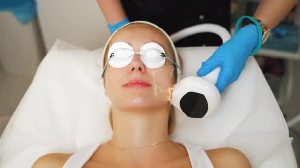 Mulher Uma Clínica Cosmetologia Para Procedimento Termoelevação Spa Com Olhos — Vídeo de Stock