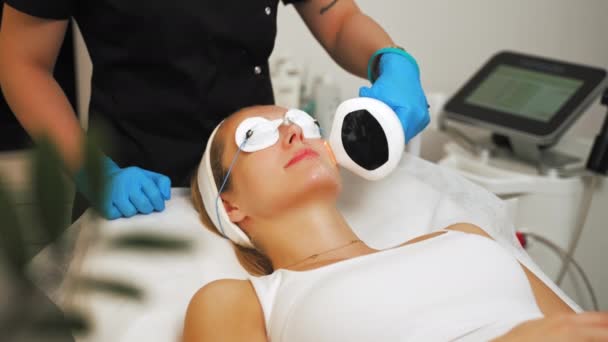 健康的なトーンのために覆われた目でThermolifing顔の手順を受ける女性 高品質4K映像 — ストック動画
