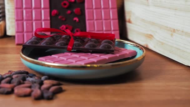 Decoratieve Donkere Roze Chocoladerepen Met Frambozen Gepresenteerd Houten Tafel Ambachtelijke — Stockvideo