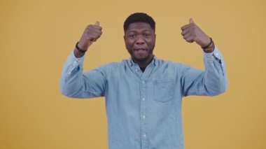 Afrikalı Amerikalı adam piyangoyu kazanmak için yumruğunu sıkarak zaferi kutluyor. Yüksek kalite 4k görüntü