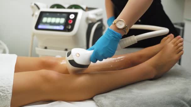 Vacuum Massage Female Leg Cellulite Body Shaping Procedure Beauty Clinic — Stockvideo